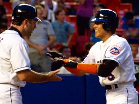 Shinjo hits three-run homer